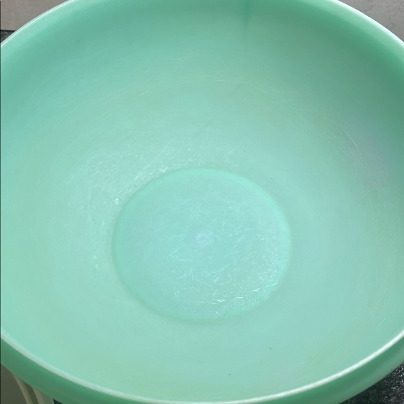 26 cup green vintage Tupperware bowl. This is in good condition for age. - Picture 6 of 6